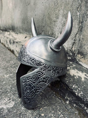 Handgeschmiedeter Wikinger-Hörnerhelm mit gravierten nordischen Knotenmustern – Replik eines Fantasy-Barbarenkriegers