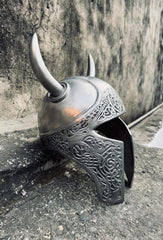 Handgeschmiedeter Wikinger-Hörnerhelm mit gravierten nordischen Knotenmustern – Replik eines Fantasy-Barbarenkriegers