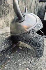 Handgeschmiedeter Wikinger-Hörnerhelm mit gravierten nordischen Knotenmustern – Replik eines Fantasy-Barbarenkriegers