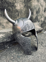 Handgeschmiedeter Wikinger-Hörnerhelm mit gravierten nordischen Knotenmustern – Replik eines Fantasy-Barbarenkriegers