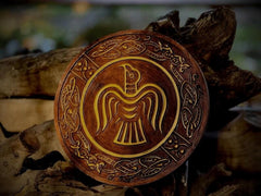 Raben Wikingerschild | Nordische Wandkunst | Geschnitzter Holzschild | Odins Rabe |