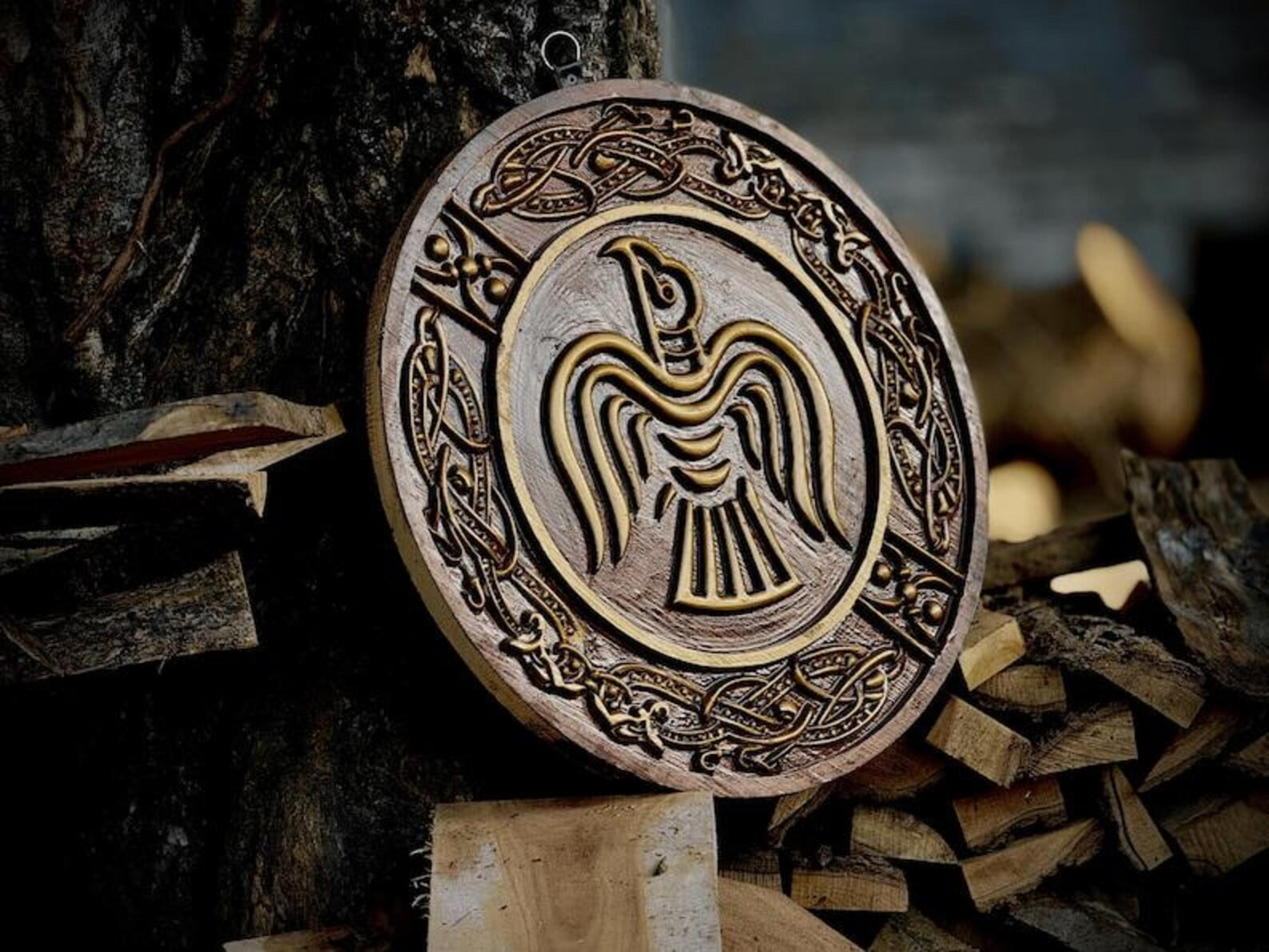 Raben Wikingerschild | Nordische Wandkunst | Geschnitzter Holzschild | Odins Rabe |