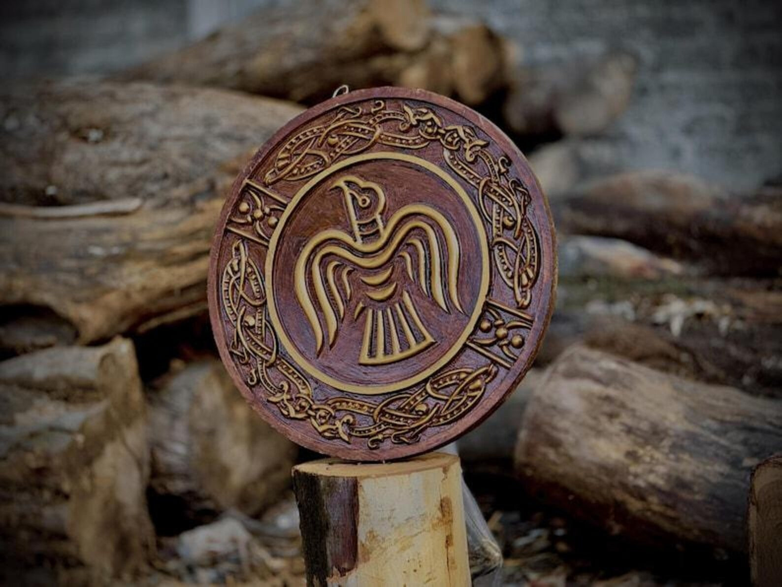 Raben Wikingerschild | Nordische Wandkunst | Geschnitzter Holzschild | Odins Rabe |