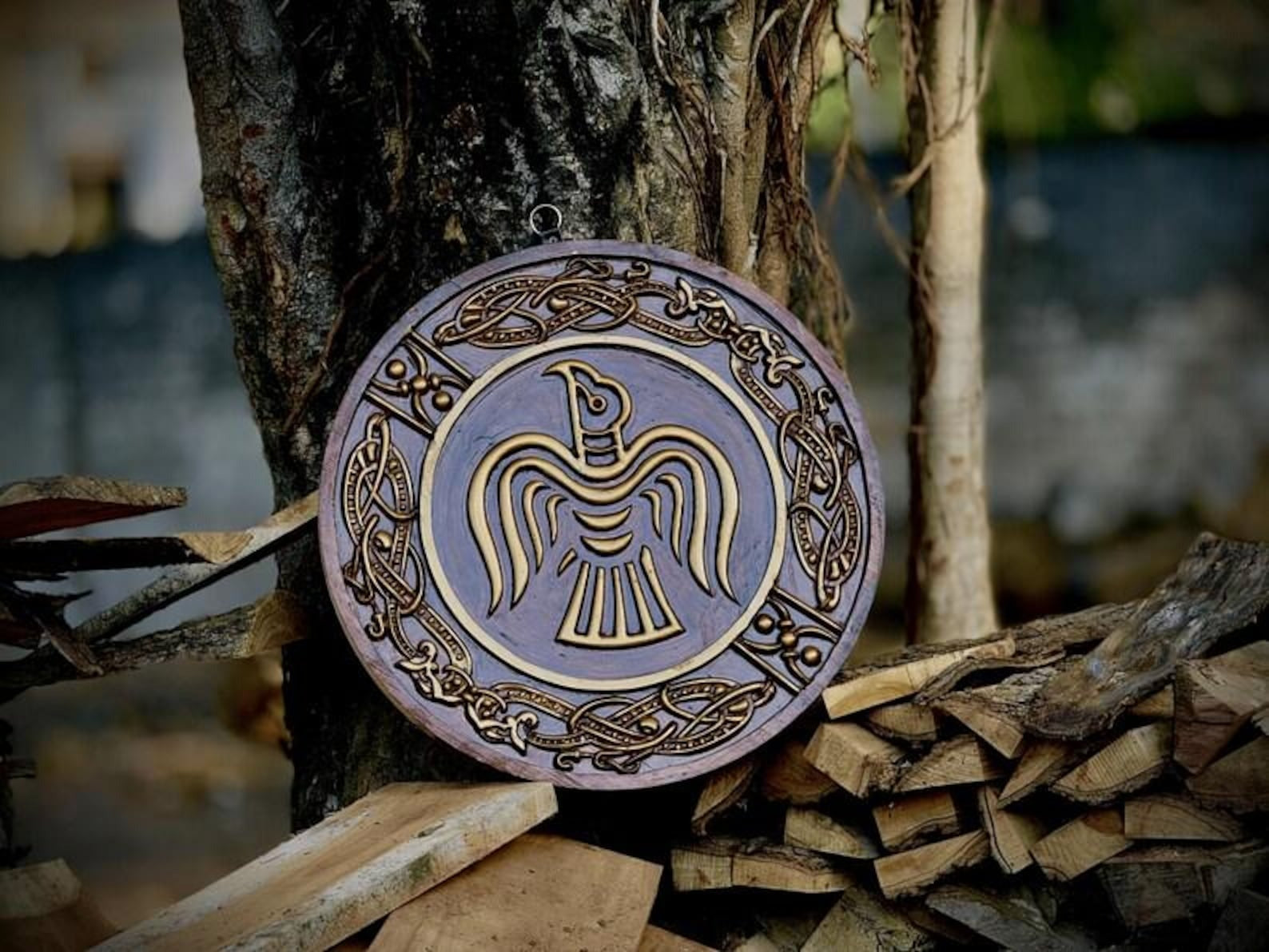 Raben Wikingerschild | Nordische Wandkunst | Geschnitzter Holzschild | Odins Rabe |