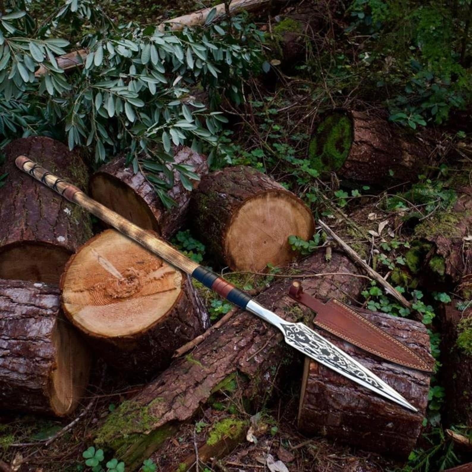 Handgeschmiedeter Wikingerspeer – Speerspitze mit nordischem Raben-Motiv und Eschenholzschaft