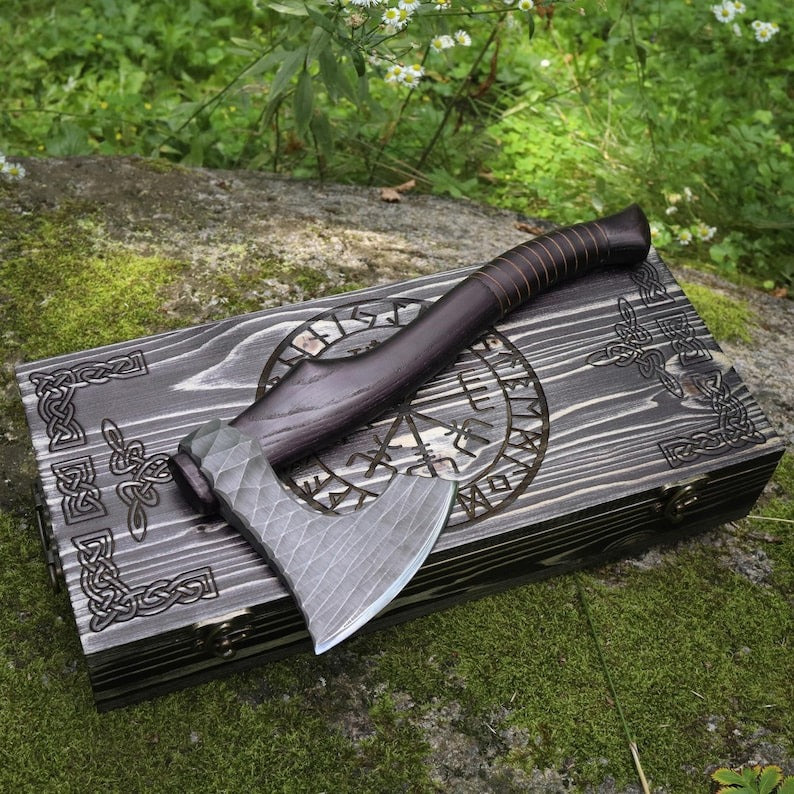 „Handgemachtes Wikingerbeil – Individuell graviertes, funktionales Camping-Beil mit Scheide & runenverzierte Holzbox“