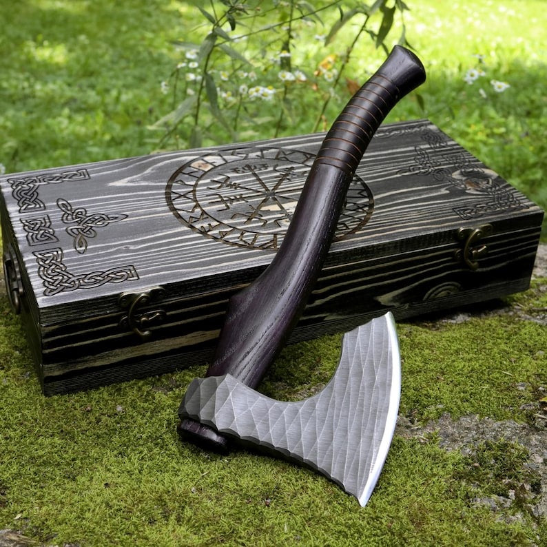 „Handgemachtes Wikingerbeil – Individuell graviertes, funktionales Camping-Beil mit Scheide & runenverzierte Holzbox“