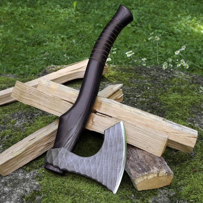 „Handgemachtes Wikingerbeil – Individuell graviertes, funktionales Camping-Beil mit Scheide & runenverzierte Holzbox“