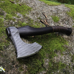 „Handgemachtes Wikingerbeil – Individuell graviertes, funktionales Camping-Beil mit Scheide & runenverzierte Holzbox“