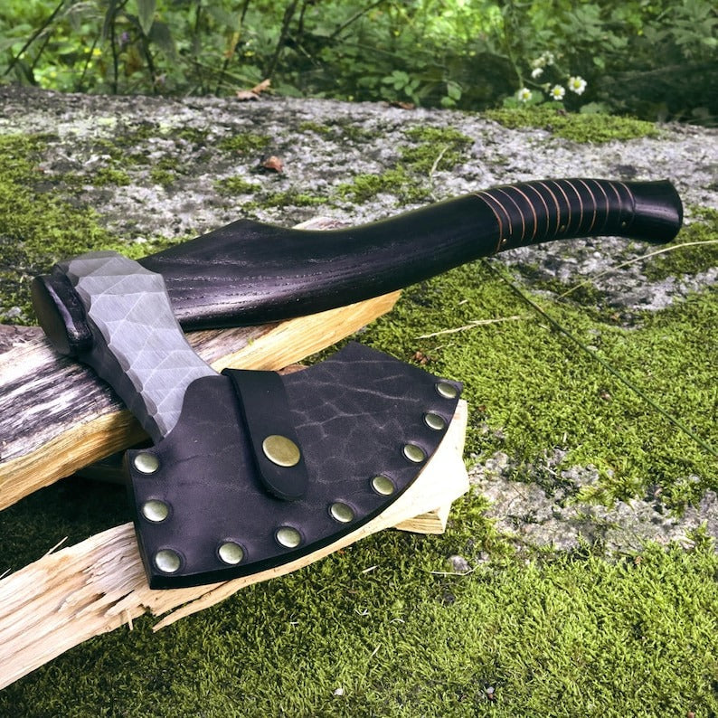„Handgemachtes Wikingerbeil – Individuell graviertes, funktionales Camping-Beil mit Scheide & runenverzierte Holzbox“