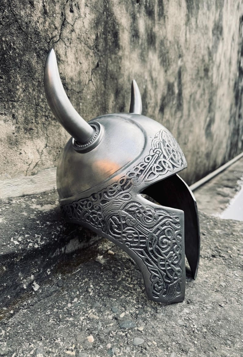 Handgeschmiedeter Wikinger-Hörnerhelm mit gravierten nordischen Knotenmustern – Replik eines Fantasy-Barbarenkriegers