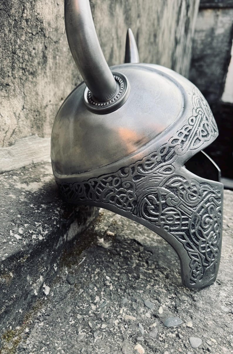 Handgeschmiedeter Wikinger-Hörnerhelm mit gravierten nordischen Knotenmustern – Replik eines Fantasy-Barbarenkriegers