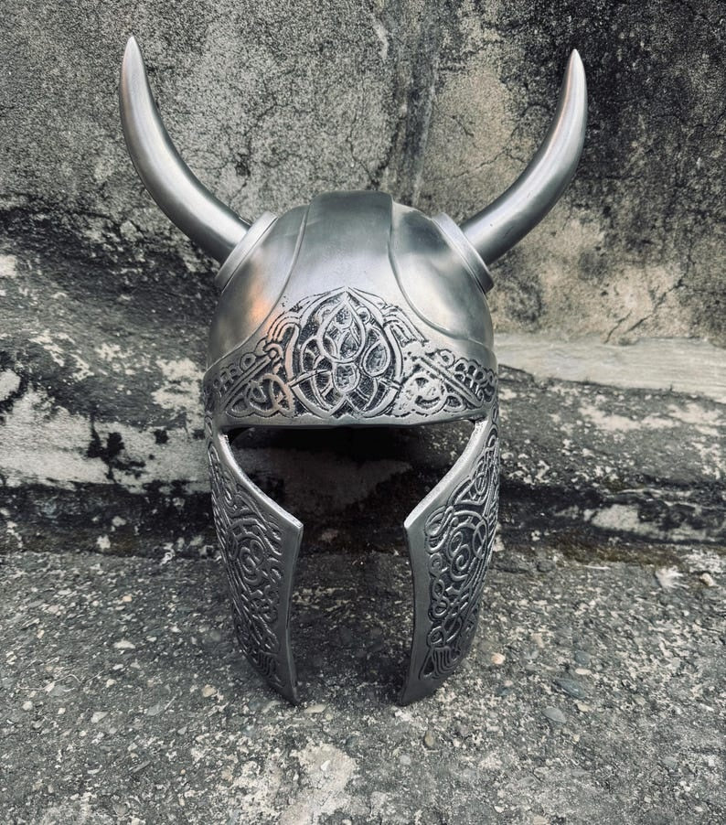 Handgeschmiedeter Wikinger-Hörnerhelm mit gravierten nordischen Knotenmustern – Replik eines Fantasy-Barbarenkriegers