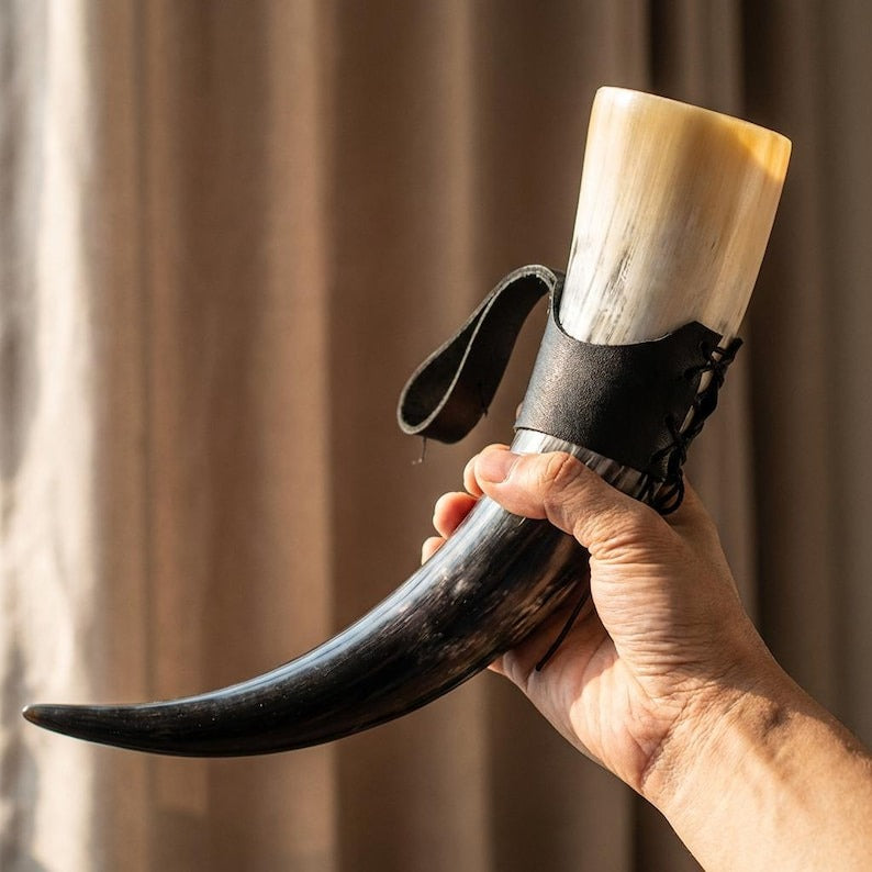 Wikinger-Geschenk für Männer: Handgefertigter Becher aus echtem Ochsenhorn – 380ml traditioneller nordischer Bierkrug