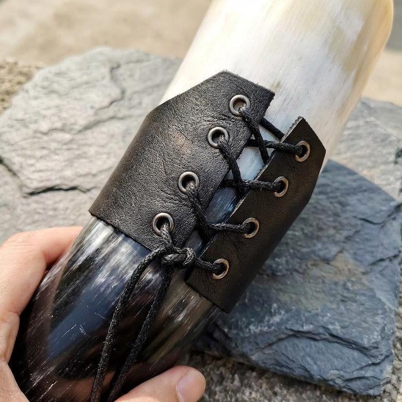 Wikinger-Geschenk für Männer: Handgefertigter Becher aus echtem Ochsenhorn – 380ml traditioneller nordischer Bierkrug