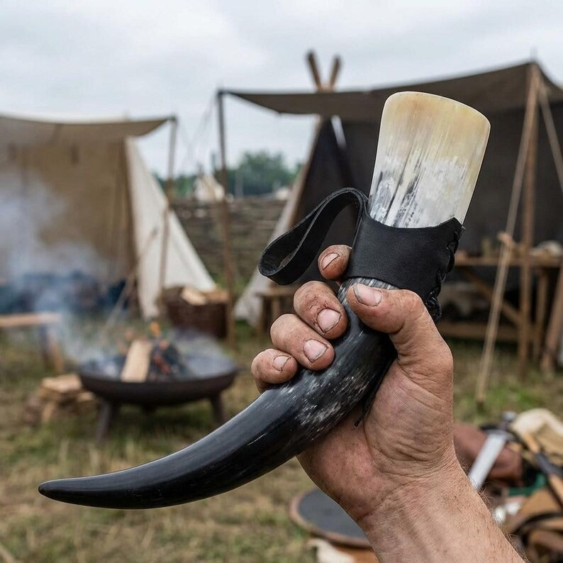 Wikinger-Geschenk für Männer: Handgefertigter Becher aus echtem Ochsenhorn – 380ml traditioneller nordischer Bierkrug