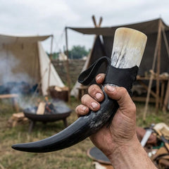 Wikinger-Geschenk für Männer: Handgefertigter Becher aus echtem Ochsenhorn – 380ml traditioneller nordischer Bierkrug